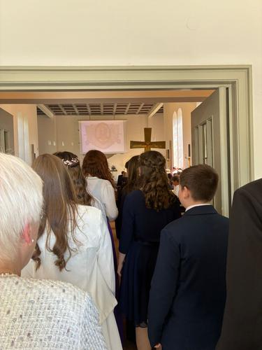 Die Konfirmanden betreten die Kirche