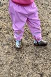 Matschige Gummistiefel eines Kindes