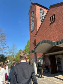 Konfirmanden vor der Kirche