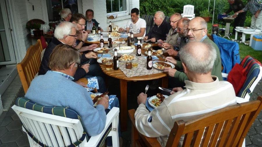 Männerkreis beim gemütlichen Grillabend