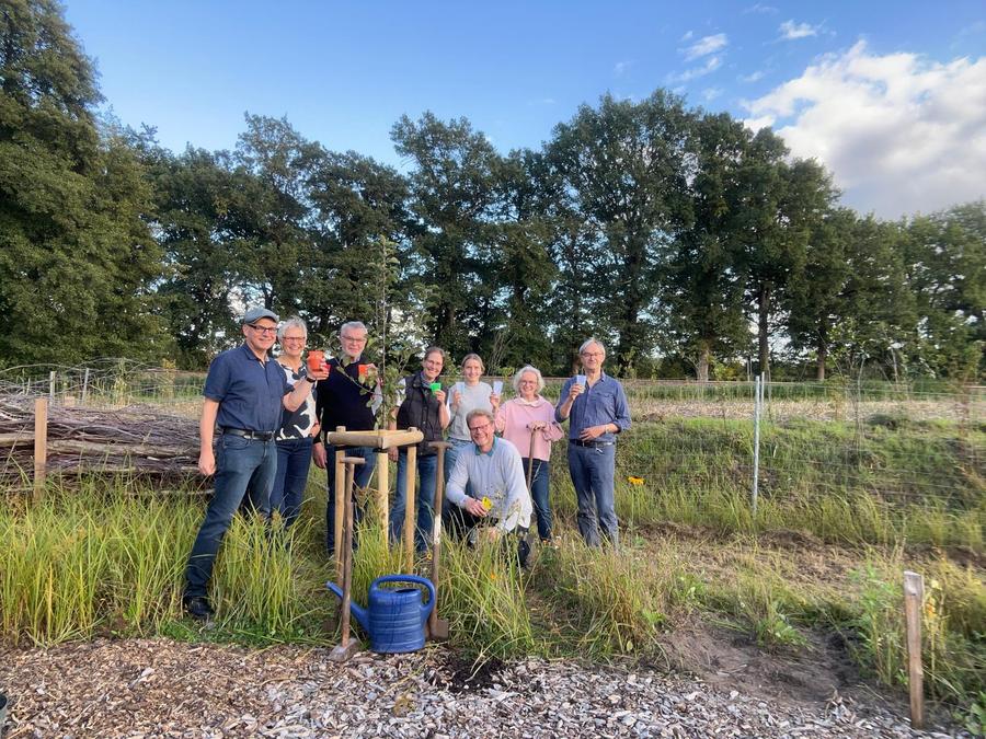 Team Pflanzaktion ökumenischer Apfelbaum