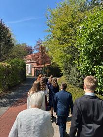 Gang der Konfirmanden zum Gottesdienst