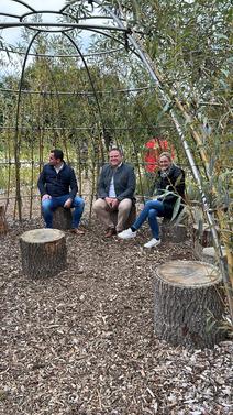 Landrat Gerdesmeyer und Bürgermeisterin Voet in der Weidenkapelle