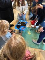 Kinder mit Erntegaben