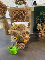 Mit Erntedankgaben geschmückter Altar