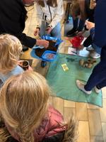 Kinder mit Erntegaben