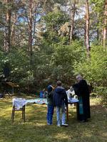 Waldgottesdienst Altar mit Pfarrer