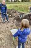 Kinder helfen beim Bau der Weisenkapelle